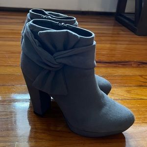 Gray suede heels with bow